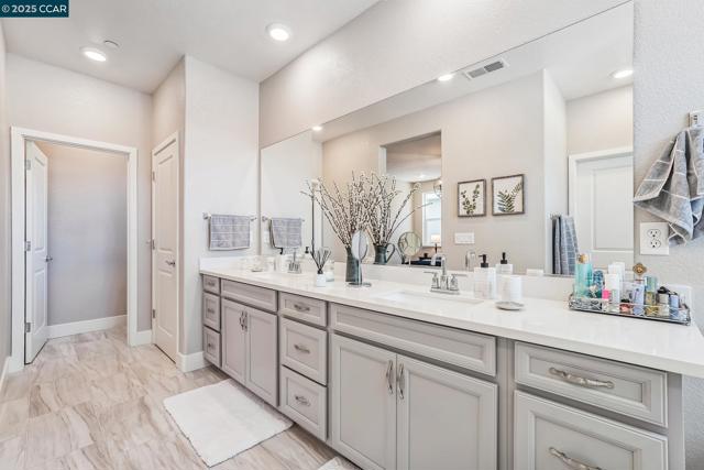 2940 wheat grass street, Sacramento CA: https://media.crmls.org/mediaz/c51d1b64-b998-44bb-90bb-3c10b577f0b2.jpg