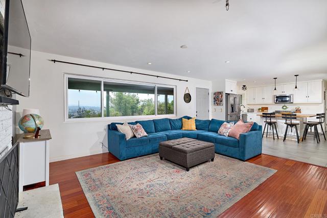 2615 Ginger Way, Escondido CA: https://media.crmls.org/mediaz/c51d42b4-763e-4778-a76b-9a615ee1a668.jpg