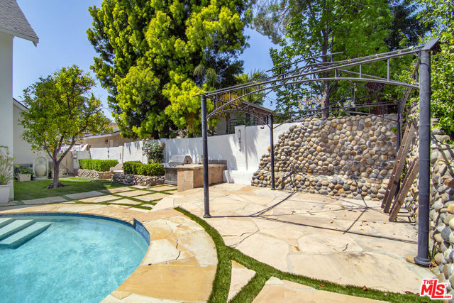 5020 Dantes View Drive, Agoura Hills CA: https://media.crmls.org/mediaz/c51e6163-4cab-438f-92dc-f2ec229f706b.jpg