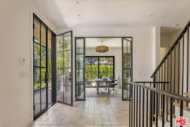 3935 Rhodes Avenue, Studio City CA: https://media.crmls.org/mediaz/c51e7679-c92e-46cf-b34d-3c278105eff5.jpg