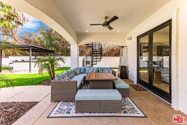 23123 Oxnard Street photo 10