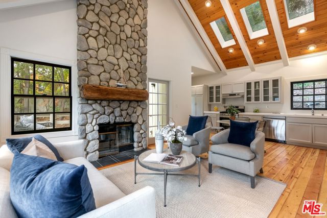 19159 Rosita Street, Tarzana CA: https://media.crmls.org/mediaz/c51f3f56-16c7-4288-8ffa-b15fa0132883.jpg
