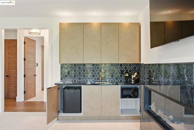 13462 Campus drive, Oakland CA: https://media.crmls.org/mediaz/c51f6dc2-15ca-4db7-93c0-4a0aa5a4d157.jpg