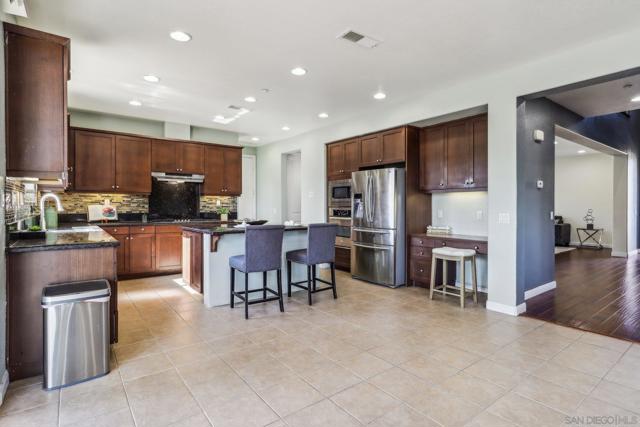 3043 Adams Ranch Ct, Chula Vista CA: https://media.crmls.org/mediaz/c51f9cb5-ff9f-46d3-9443-2bee21e78a51.jpg