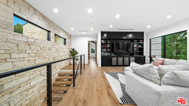 18762 Wells Drive, Tarzana CA: https://media.crmls.org/mediaz/c51fd868-59a0-474a-8e8d-f553069bd9db.jpg