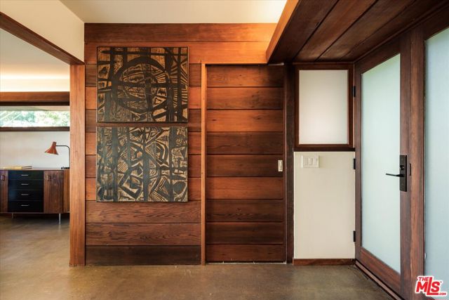 4260 Sea View Lane, Los Angeles CA: https://media.crmls.org/mediaz/c5209f61-bd17-42ad-99db-6c9767aff289.jpg