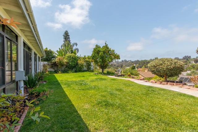 348 Avenida De Las Rosas, Encinitas CA: https://media.crmls.org/mediaz/c520d54b-9b1d-4c8e-b0e4-bfba8e78d862.jpg