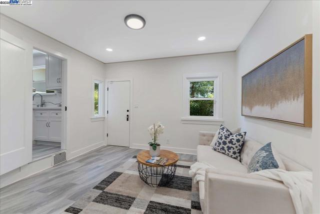405 Kingsley Ave, Palo Alto CA: https://media.crmls.org/mediaz/c52226e7-ca13-4eb0-a2b6-c0345aaa4878.jpg