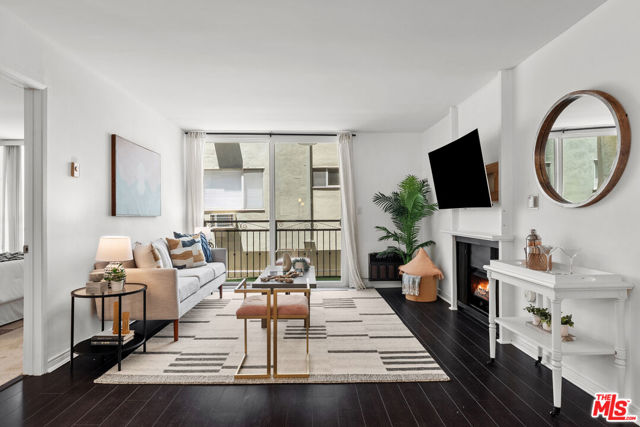 1885 Veteran Avenue, Los Angeles CA: https://media.crmls.org/mediaz/c523aba1-6457-4078-b187-04b815ecd1a8.jpg