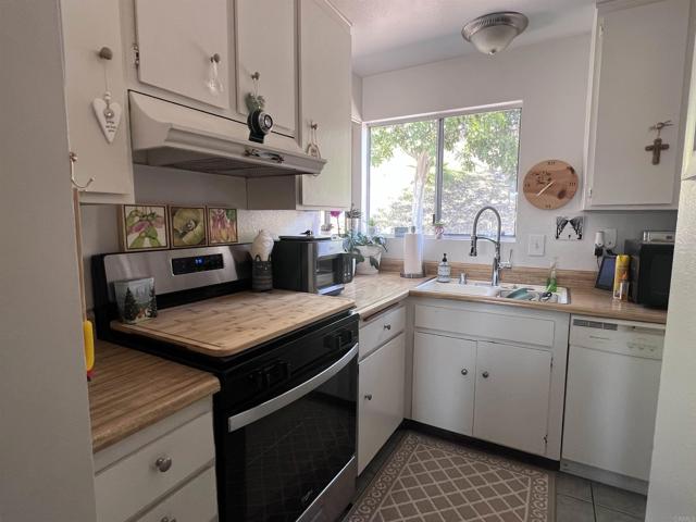 Detail Gallery Image 5 of 15 For 4734 Rim Rock Rd, Oceanside,  CA 92056 - 2 Beds | 1 Baths