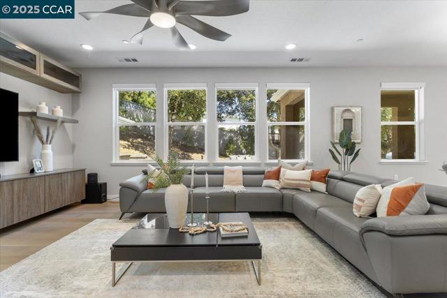 17691 Whisper Ln, Castro Valley CA: https://media.crmls.org/mediaz/c524c333-51e7-43af-ba6b-ead2f90b93b7.jpg