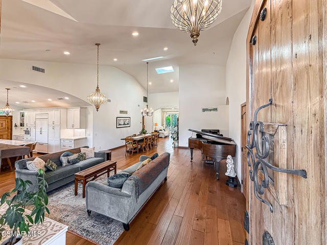 4255 Saddlecrest Lane, Westlake Village CA: https://media.crmls.org/mediaz/c524d99b-0c1c-45b8-840e-6649c9f9d85d.jpg