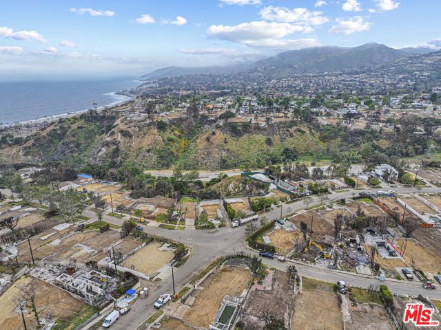 595 Radcliffe Avenue, Pacific Palisades CA: https://media.crmls.org/mediaz/c524f05f-5eb6-4681-8efb-7f772f1d44e9.jpg