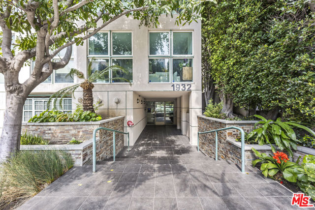 1932 Selby Avenue, Los Angeles CA: https://media.crmls.org/mediaz/c5264822-b739-4194-b9f2-c2404349ce6e.jpg