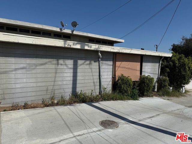 180 E Pepper Drive, Long Beach CA: https://media.crmls.org/mediaz/c526aa99-bf1f-43b9-b012-4dd3776c88c6.jpg