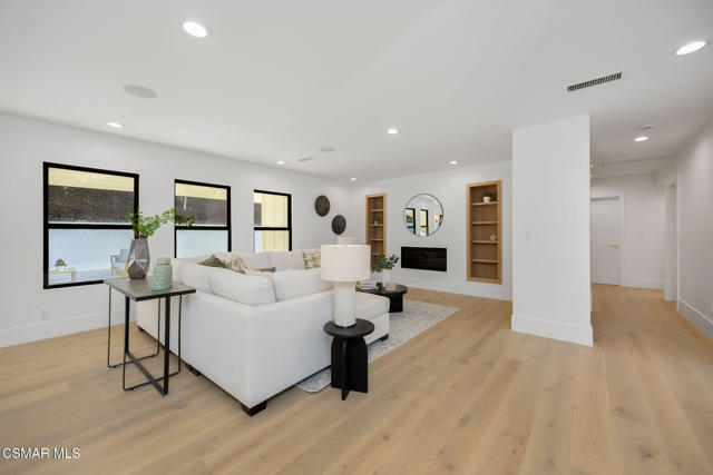 1324 La Granada Drive, Thousand Oaks CA: https://media.crmls.org/mediaz/c52738a1-1a5a-43d1-88e6-bc1104a67e9e.jpg