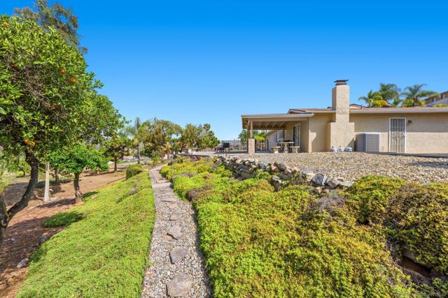 12220 Valhalla Drive, Lakeside CA: https://media.crmls.org/mediaz/c5276426-fc46-48e8-b993-d74eaba9ad16.jpg