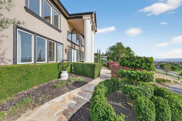 9540 Via Del Oro, Gilroy CA: https://media.crmls.org/mediaz/c52793b8-03db-47ea-b078-036450890e06.jpg