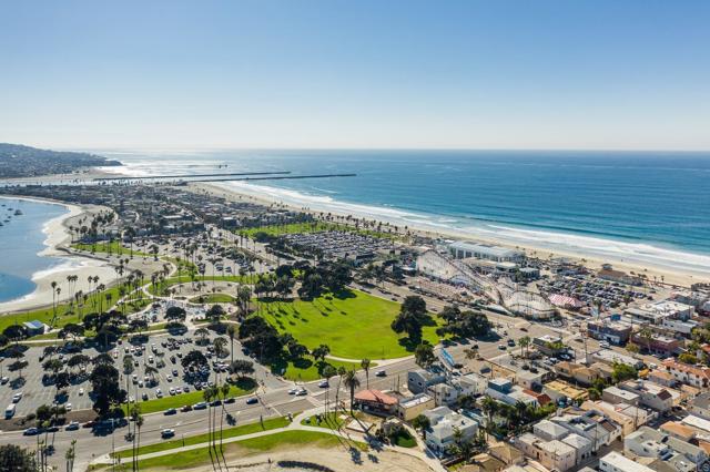 3750 Bayside Walk, San Diego CA: https://media.crmls.org/mediaz/c5283076-8c6e-41ce-ada4-c8fe9de3e9ff.jpg