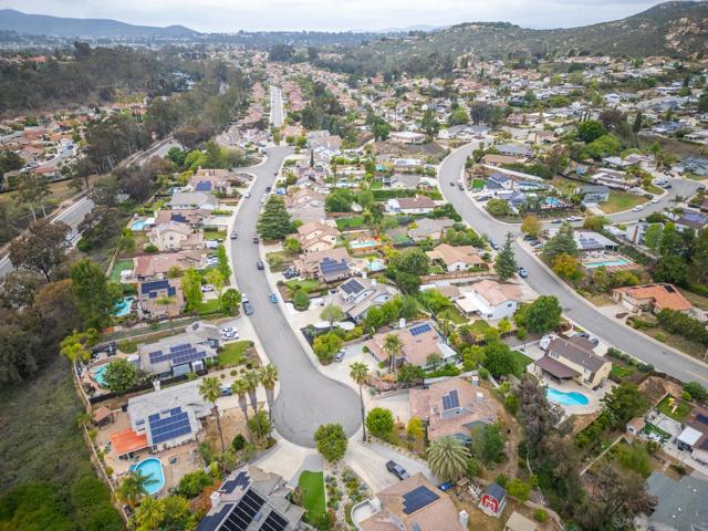 13358 Twin Circle Ct, Poway CA: https://media.crmls.org/mediaz/c52861d4-56dc-46c4-bec2-9d30bd09f0b5.jpg