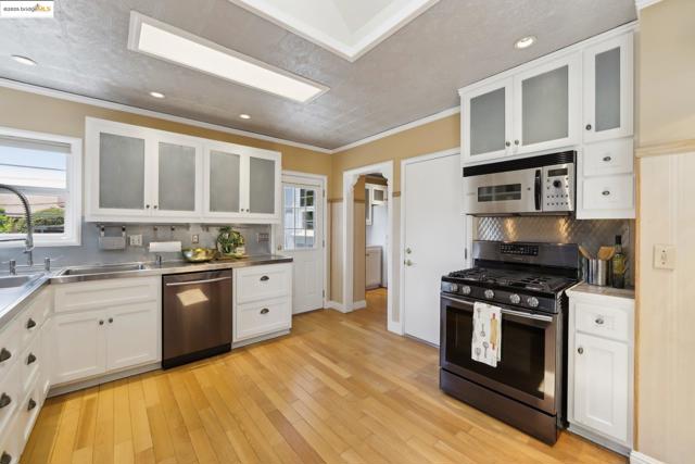 332 El Camino Real, Vallejo CA: https://media.crmls.org/mediaz/c528cad4-b64a-4f3b-80a8-1b25075f4223.jpg