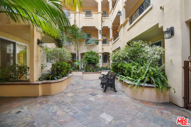 16123 W Sunset Boulevard, Pacific Palisades CA: https://media.crmls.org/mediaz/c528dbbf-0234-464b-8ba9-a41e68f4e740.jpg