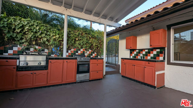 4925 W 20th Street, Los Angeles CA: https://media.crmls.org/mediaz/c5298c4c-f1f1-490d-9ee8-39e3112dfae6.jpg