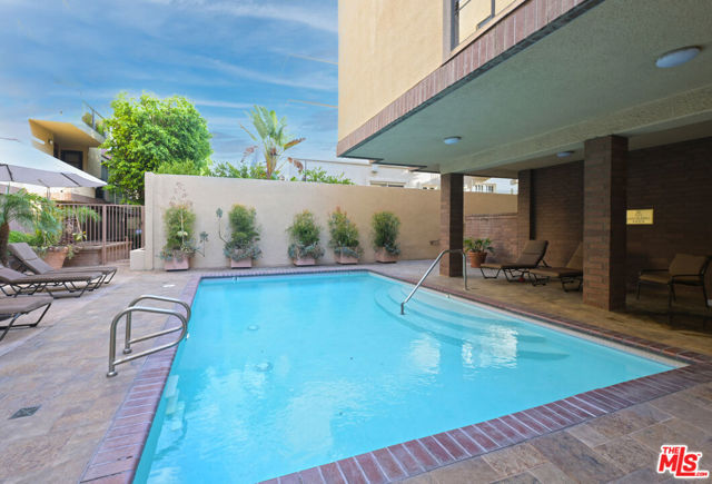 234 S Gale Drive, Beverly Hills CA: https://media.crmls.org/mediaz/c529efe0-65d4-463f-a8cd-c069b8846463.jpg