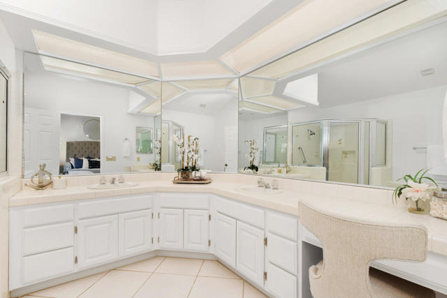 220 Green Mountain Drive, Palm Desert CA: https://media.crmls.org/mediaz/c52a1889-f101-4089-856c-cdc9b1f80983.jpg