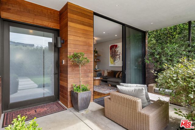 1102 Amoroso Place, Venice CA: https://media.crmls.org/mediaz/c52a3d97-190b-42a6-91c5-b49a8344d5db.jpg