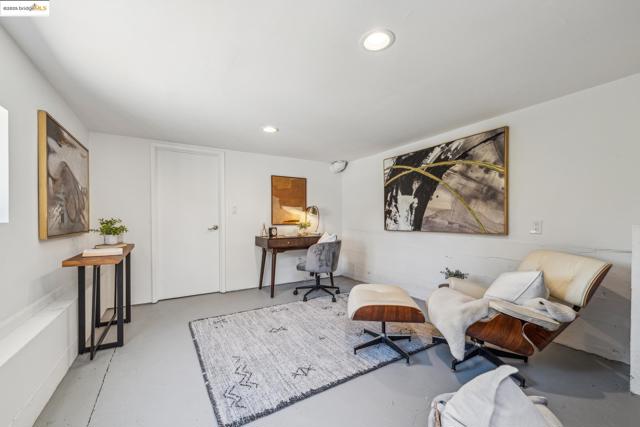 7069 Saroni Dr, Oakland CA: https://media.crmls.org/mediaz/c52a5d52-bfbb-4fc0-b202-32a9b2442e40.jpg