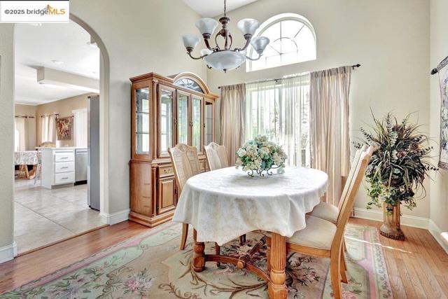 1281 Sea Vista Dr, Brentwood CA: https://media.crmls.org/mediaz/c52b47cb-252f-4f07-8218-3a42b7e80b7b.jpg