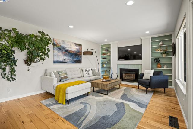 6408 Boone Dr, Castro Valley CA: https://media.crmls.org/mediaz/c52c7bba-e0db-42d6-bc44-c0dcd836399a.jpg