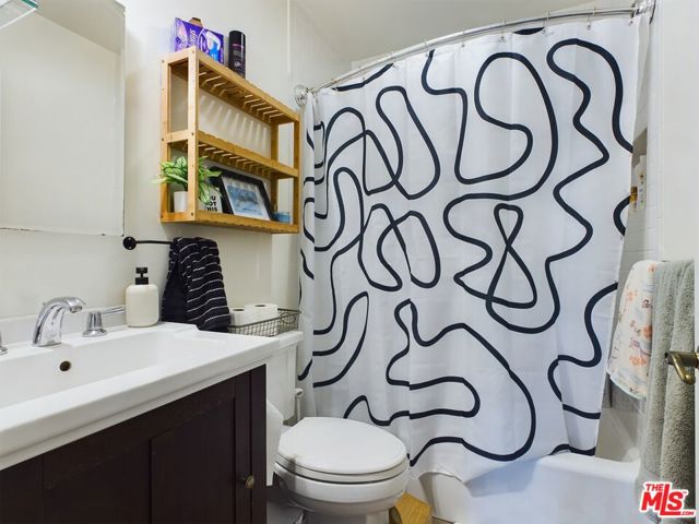3130 Hutchison Avenue, Los Angeles CA: https://media.crmls.org/mediaz/c52c9c9b-50ef-46d0-82f9-8fc005201a4f.jpg
