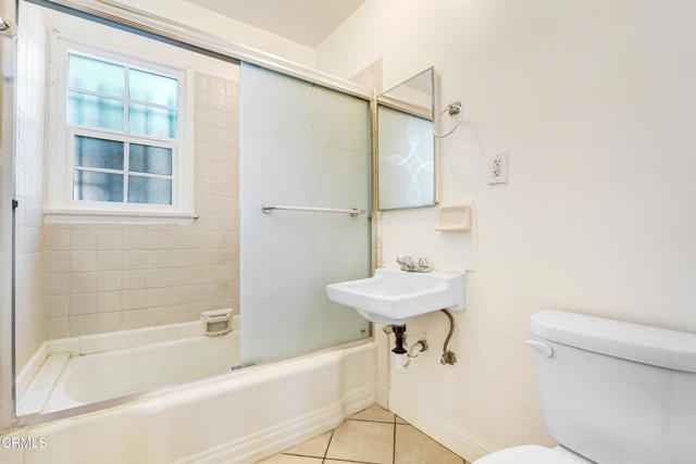 4824 Toland Way, Los Angeles CA: https://media.crmls.org/mediaz/c52ccc80-db87-4953-aa4f-a1855945cb40.jpg