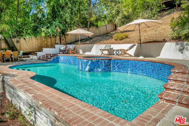 5252 Vanalden Avenue, Tarzana CA: https://media.crmls.org/mediaz/c52da74b-c460-47dd-b63c-8d42edaa1afc.jpg