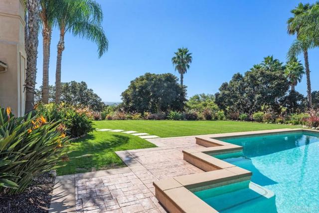7345 Vista Rancho Ct, Rancho Santa Fe CA: https://media.crmls.org/mediaz/c52de606-75af-47e8-a726-31acb40a3bc3.jpg