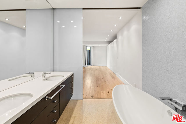 515 Ocean Avenue, Santa Monica CA: https://media.crmls.org/mediaz/c52e5912-420f-4bf7-b5fc-82854582ce11.jpg