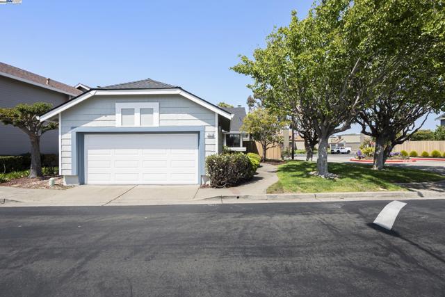 3525 Mcsherry Way, Alameda CA: https://media.crmls.org/mediaz/c52e7ed4-b62e-4b36-8977-3eee9410b022.jpg