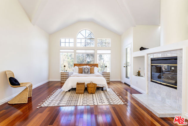 27350 Landon Place, Valencia CA: https://media.crmls.org/mediaz/c52f9dae-1246-44a1-a24e-3f565cdcb127.jpg