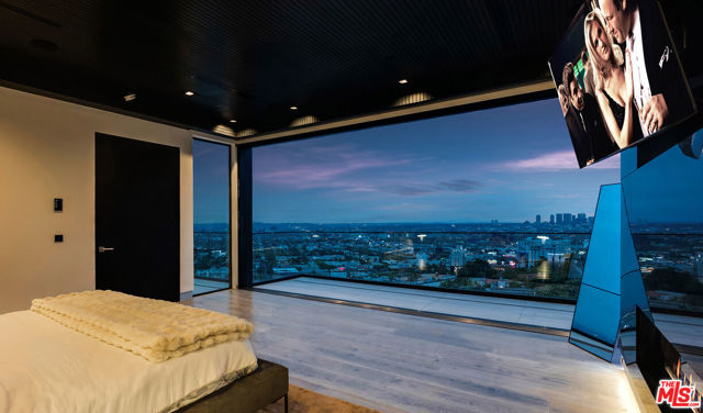 1545 Marlay Drive, Los Angeles CA: https://media.crmls.org/mediaz/c5302a54-4e49-4cce-886c-a3e86b3914cb.jpg