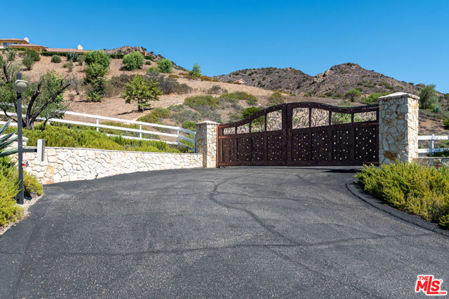 31823 Lobo Canyon Road, Agoura Hills CA: https://media.crmls.org/mediaz/c532d739-8954-4195-bb7a-a71b5531b97d.jpg