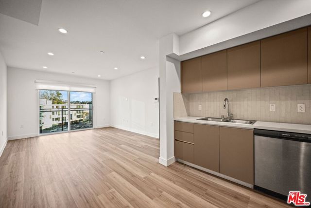 10405 Louisiana Avenue, Los Angeles CA: https://media.crmls.org/mediaz/c53377c0-cc54-47b5-92ee-c504db44404e.jpg