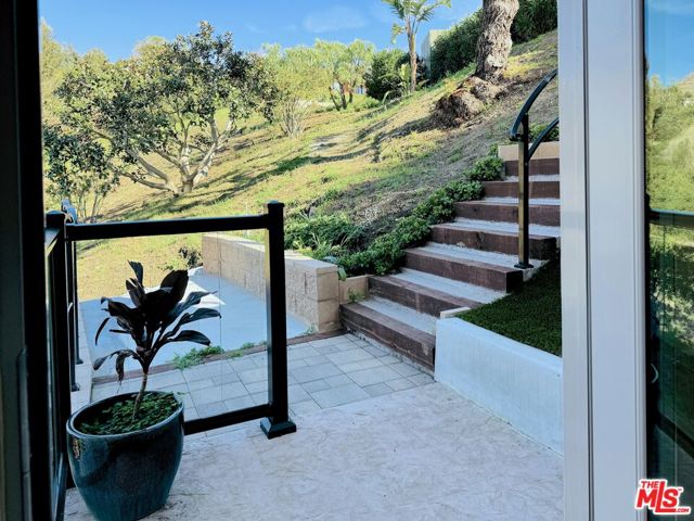 5787 Calpine Drive, Malibu CA: https://media.crmls.org/mediaz/c533de7d-8d54-41f1-960e-cb9b1d4daea4.jpg