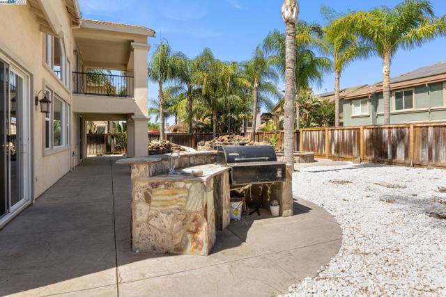 2132 Gold Poppy St, Brentwood CA: https://media.crmls.org/mediaz/c5341180-8ef4-41ca-97c6-290f105477a9.jpg