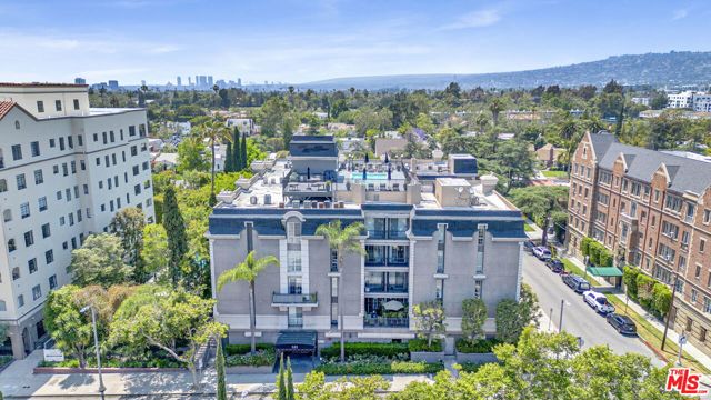 585 Rossmore Avenue, Los Angeles, California 90004, 2 Bedrooms Bedrooms, ,2 BathroomsBathrooms,Condominium,For Sale,Rossmore,24401213