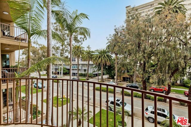211 CALIFORNIA Avenue, Santa Monica CA: https://media.crmls.org/mediaz/c5353070-0022-49d8-b910-0cdd9e44e302.jpg
