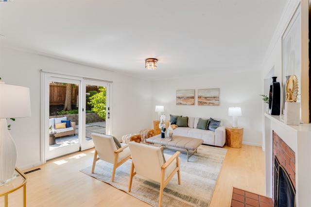 1337 Pennsylvania Blvd, Concord CA: https://media.crmls.org/mediaz/c535afe4-2399-40d1-a64a-d81c91713978.jpg