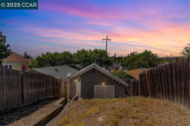 2154 35Th Ave, Oakland CA: https://media.crmls.org/mediaz/c5360b16-163c-4b23-b170-719626ff4bac.jpg