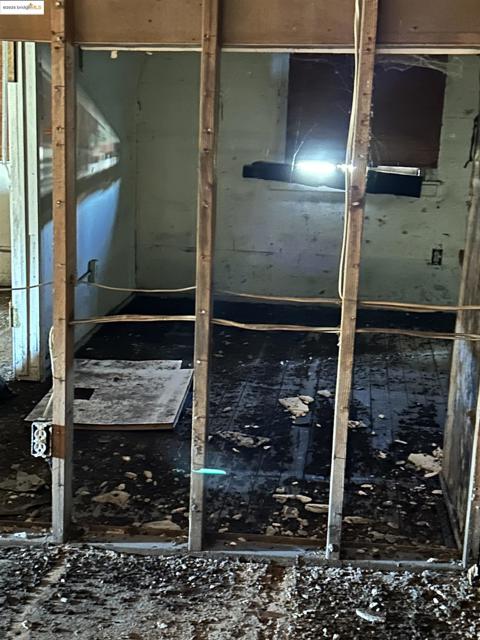 39 Main St, Isleton CA: https://media.crmls.org/mediaz/c536b890-cc4a-4775-9ab3-919287a4da7b.jpg